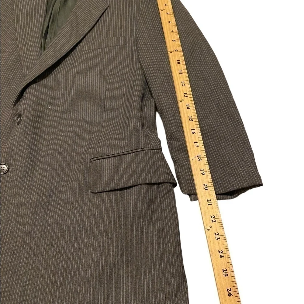 MENS Gray multicolored pinstriped sports jacket. Size 42R. 100% virgin‎ wool.